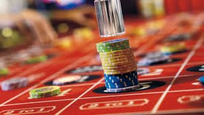 Lightning Roulette live dealer broadcast showing wheel, lightning strikes, and multiplier display on gelora4d login